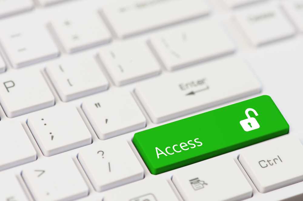 Un tasto verde del pc con la scritta "access" a simboleggiare la e-accessibility