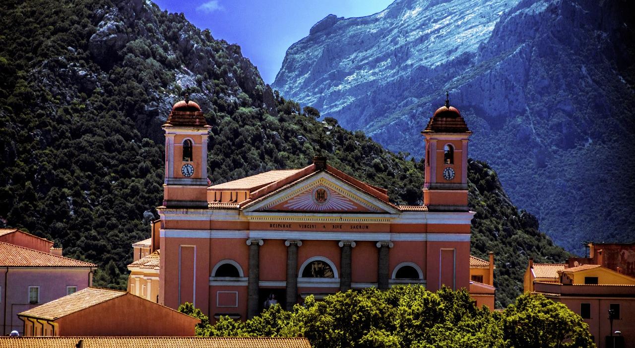 Vista sulla facciata della Diocesi di Nuoro