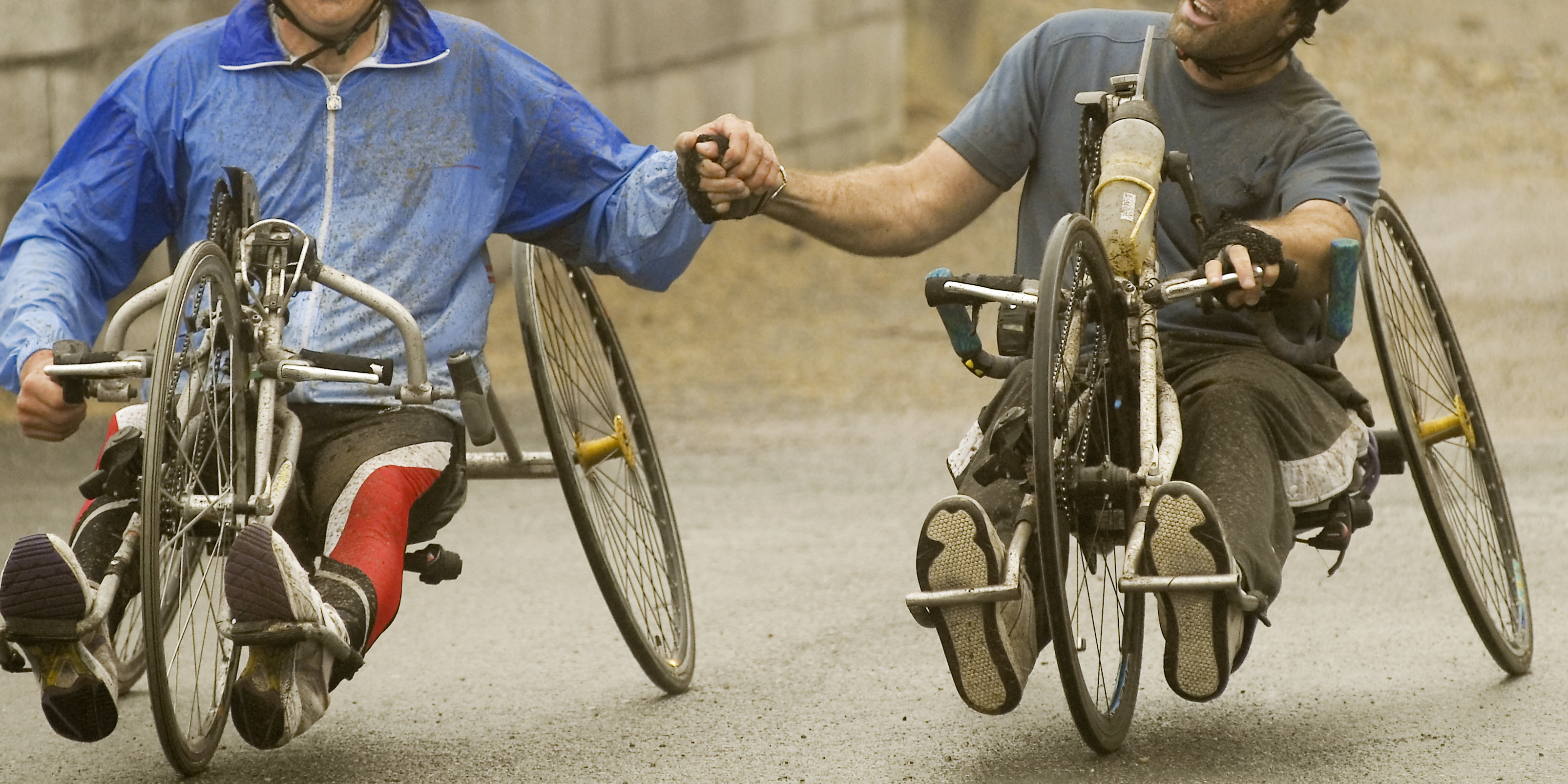 Due atleti su handbike, la bici con cui si pedala con le braccia