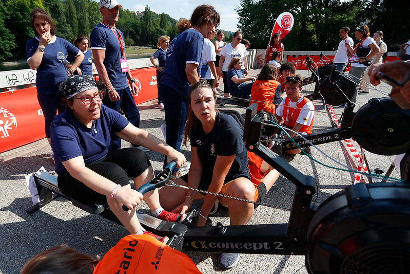 Delle persone usano il vogatore ai XXXVII Giochi Nazionali Estivi Special Olympics a Torino 2022