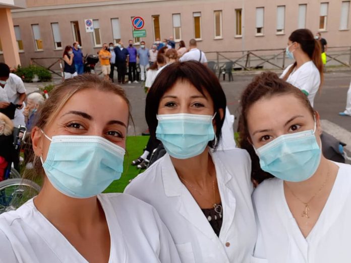 Tre medici con mascherina si fanno un selfie all'evento della Asl Roma 6