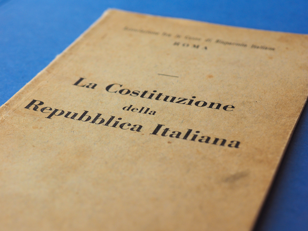 foto di una stampa della costituzione italiana