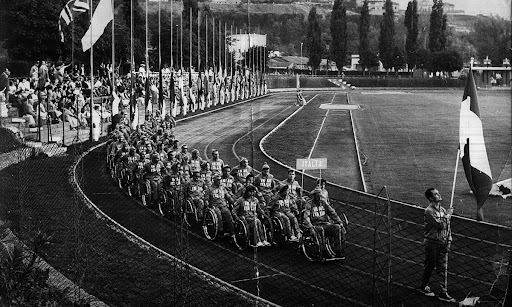 Foto sfilata degli atleti italiani alle Paralimpiadi di Roma del 1960