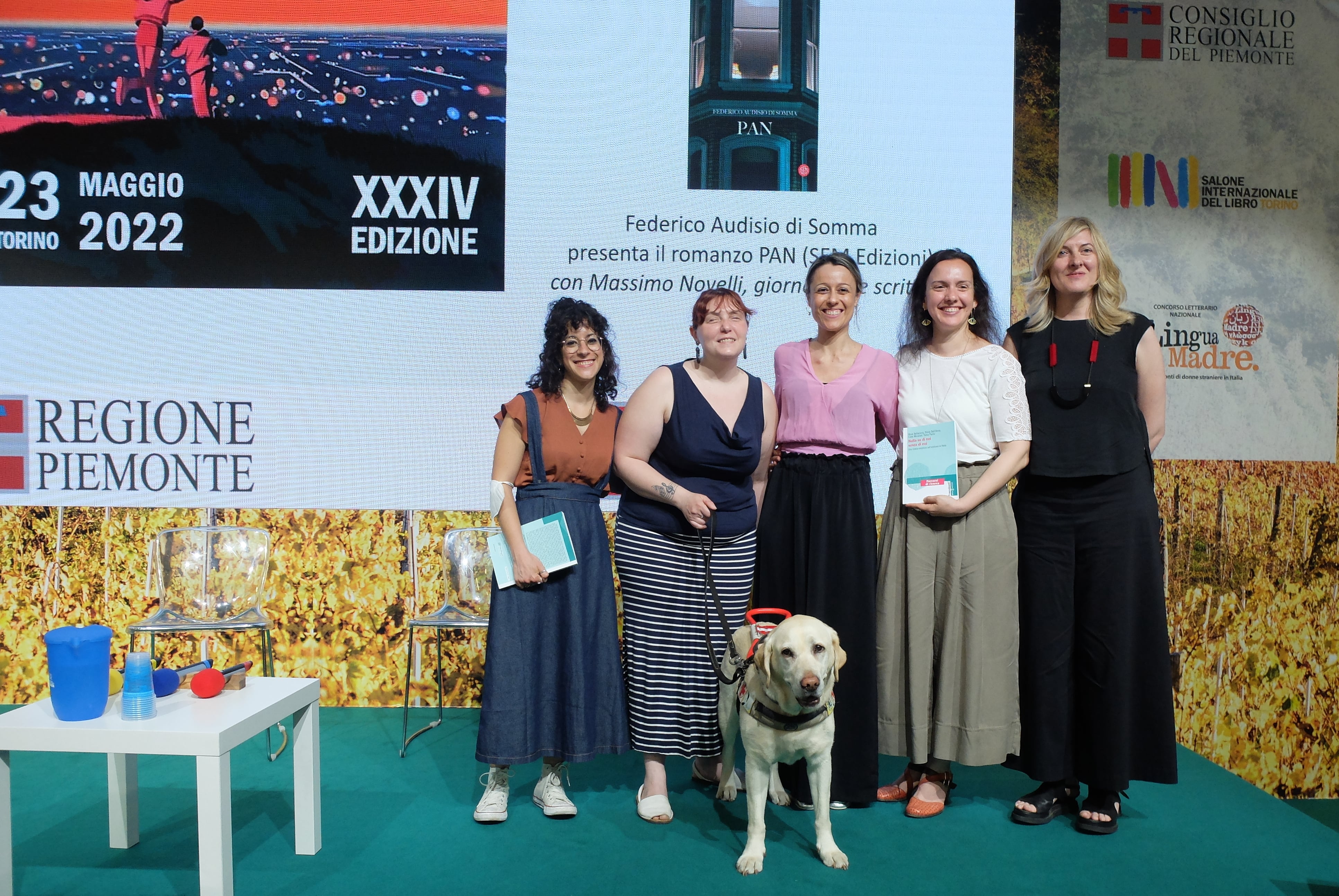 l 4 autrici del libro insieme a Dajana gioffrè al salone del libro di Torino 2022