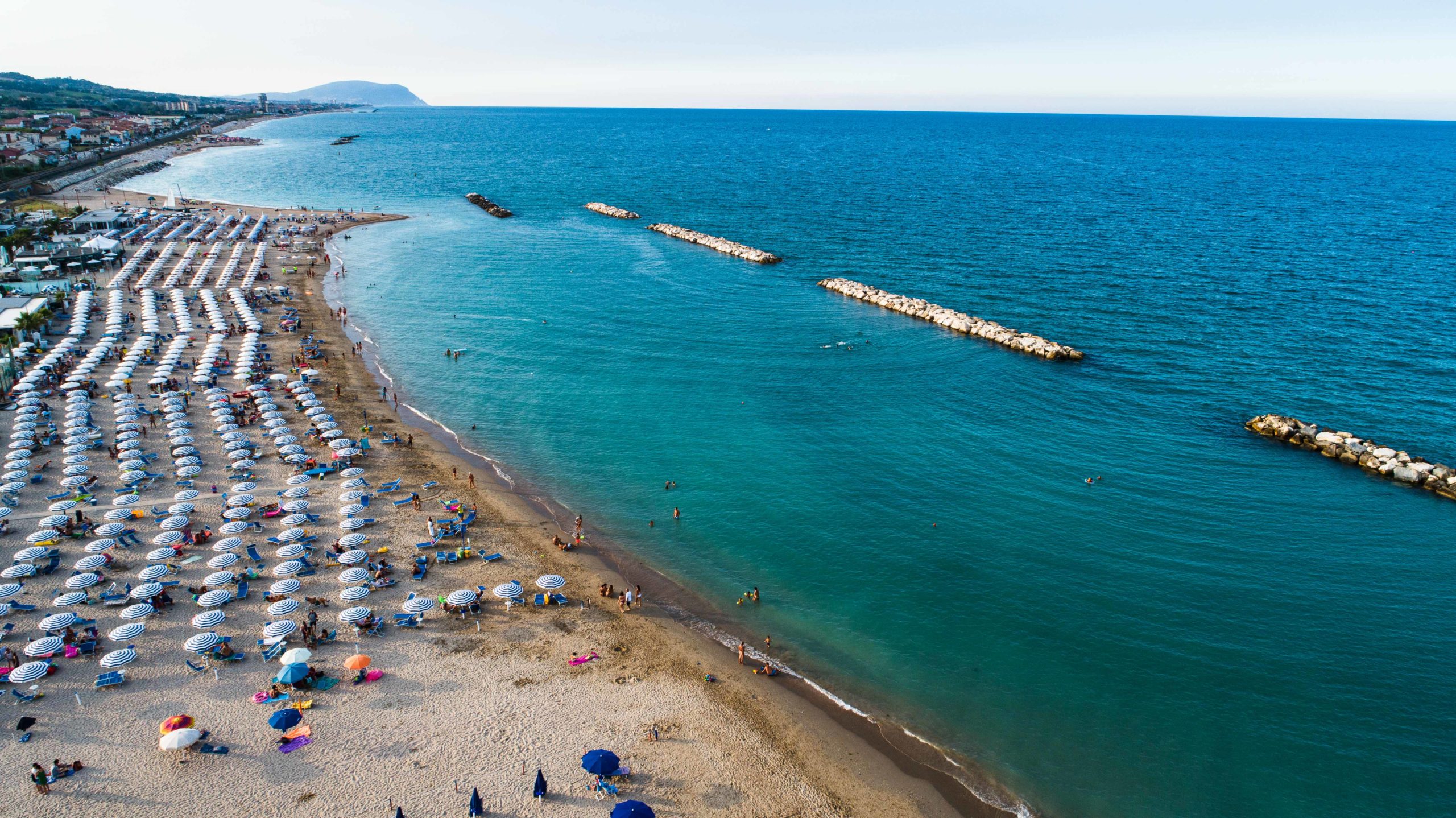 Vista di un litorale sul mare di Civitanova nelle Marche