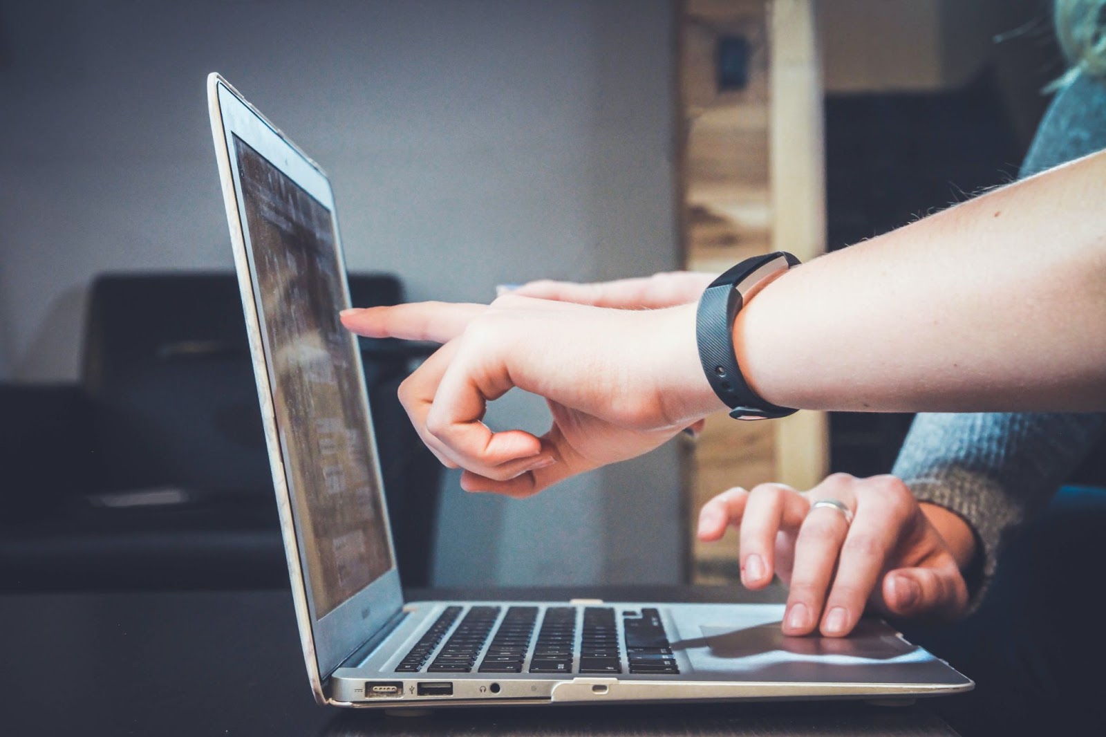 Foto di due persone che indicano lo schermo di un computer