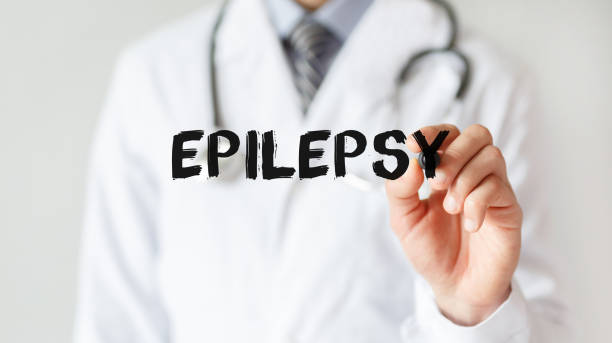 Scritta "Epilepsy" in nero con un medico sullo sfondo