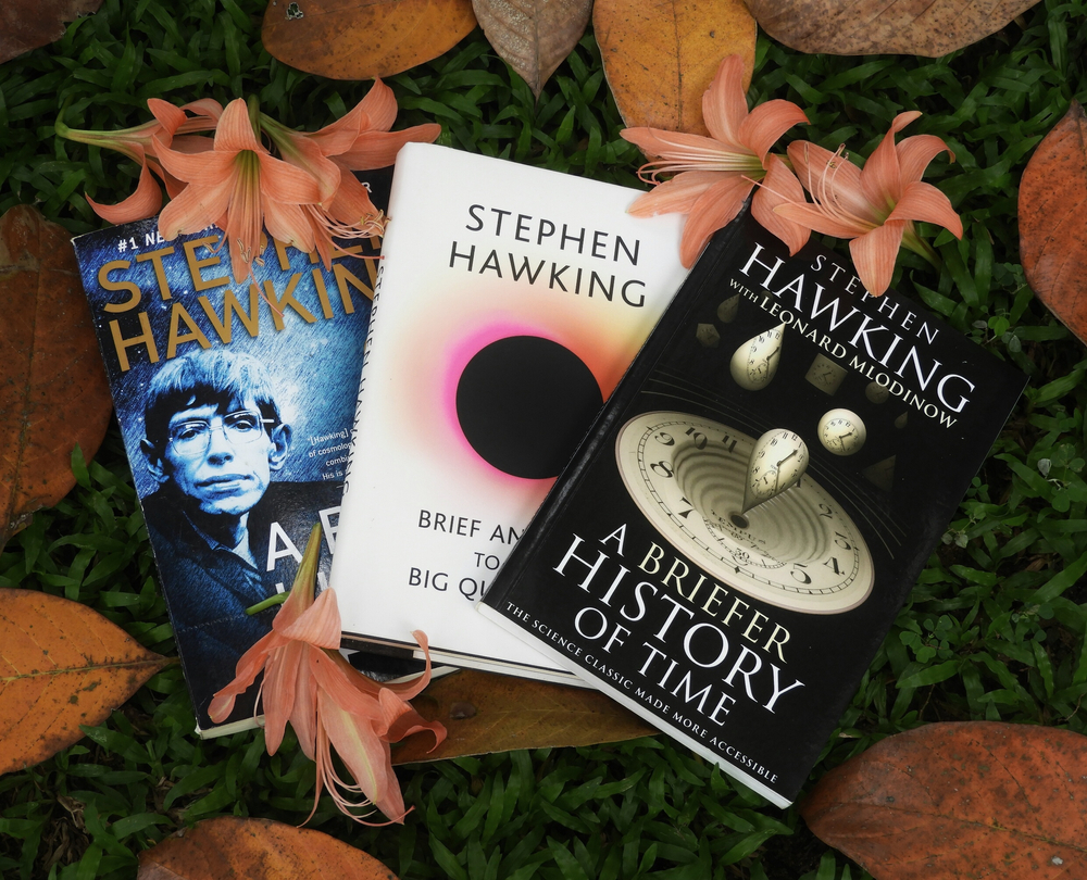 Foto di tre libri scritti da Hawking