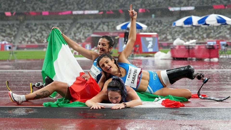 Ambra Sabatini, Martina Caironi e Monica Graziana Contrafatto festeggiano la vittoria dei 100m alle paralimpiadi di Tokyo