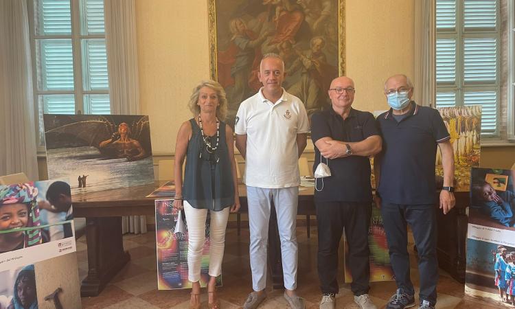 Quattro persone presentano il servizio AccessiWay al palazzo Sforza