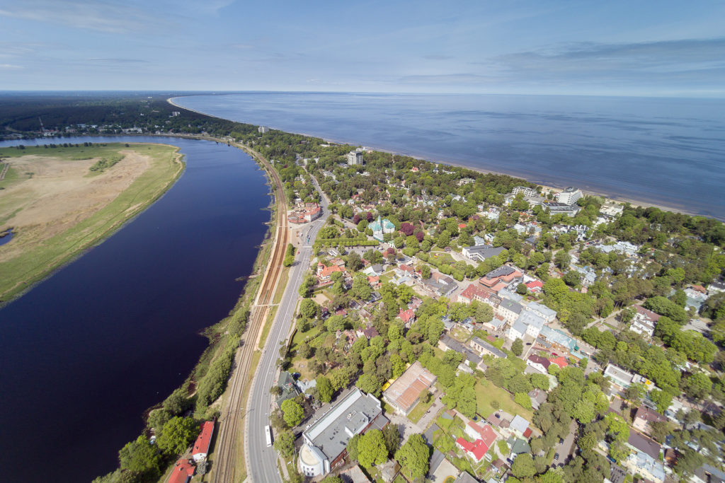 Foto aerea di Jurmala, città di mare accessibile a turisti con disabilità