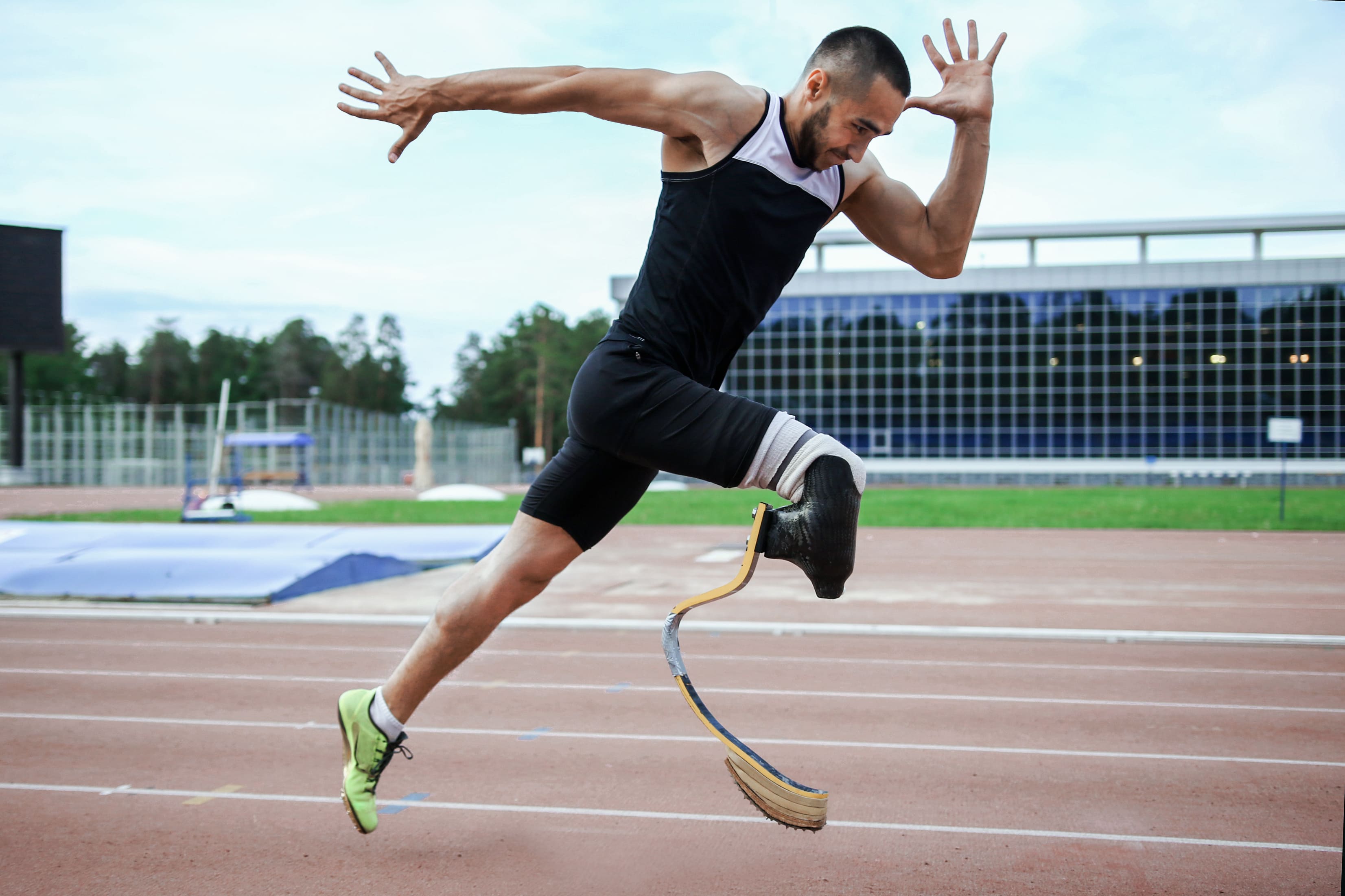 Un atleta con una protesi (categoria T63 nelle classificazioni della paralimpiadi)