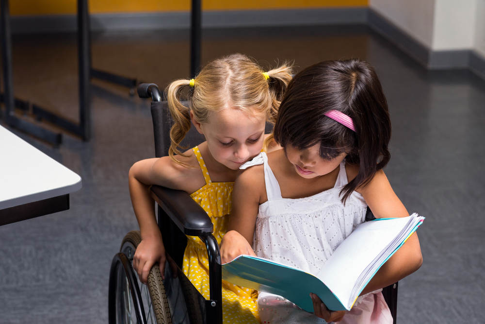 Due bambine con disabilità leggono i migliori libri sulla disabilità